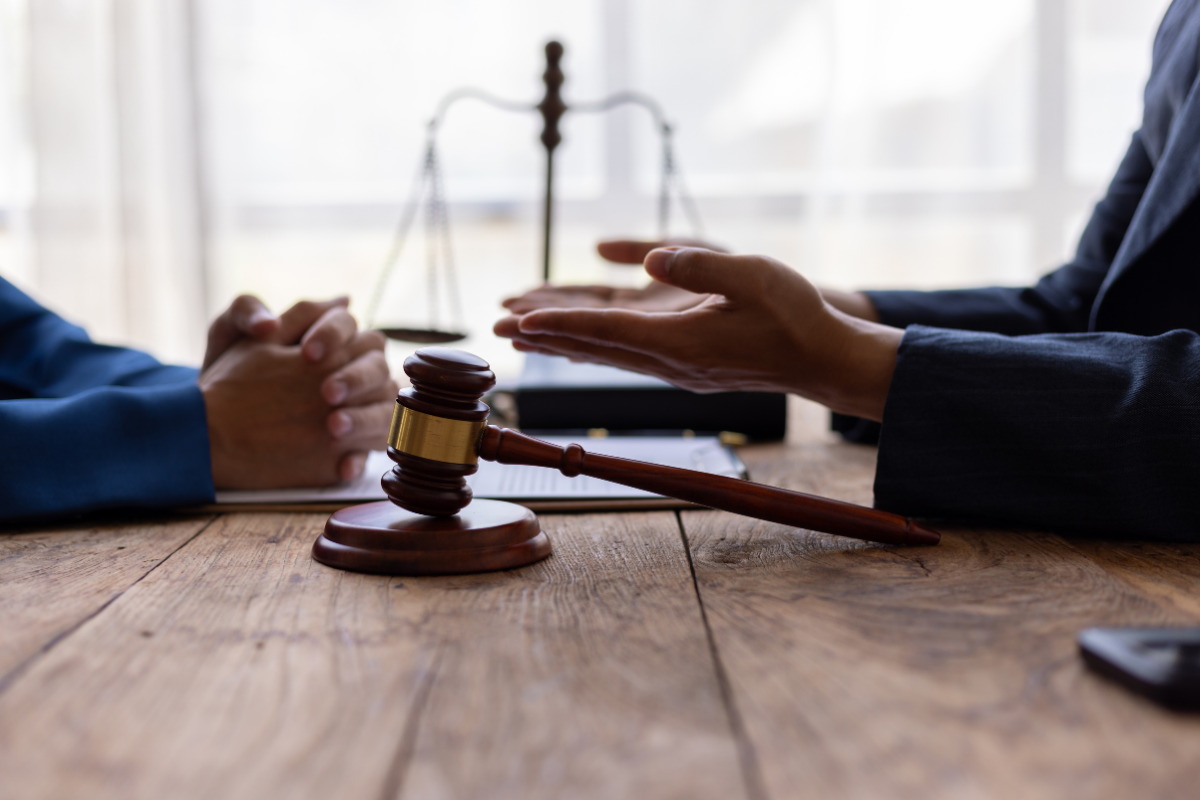 Two people discussing a lawsuit.
