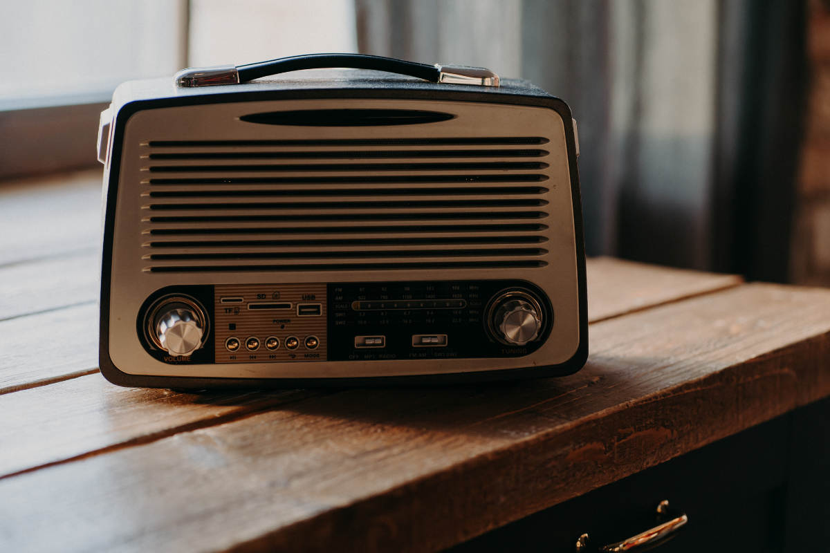 A close up of an old radio.