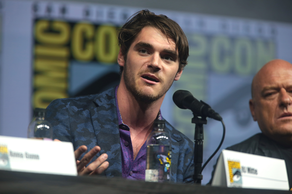 RJ Mitte speaking at Comic Con.